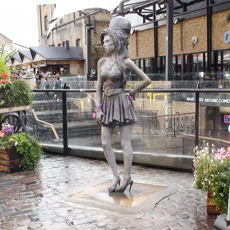 Amy Winehouse statue